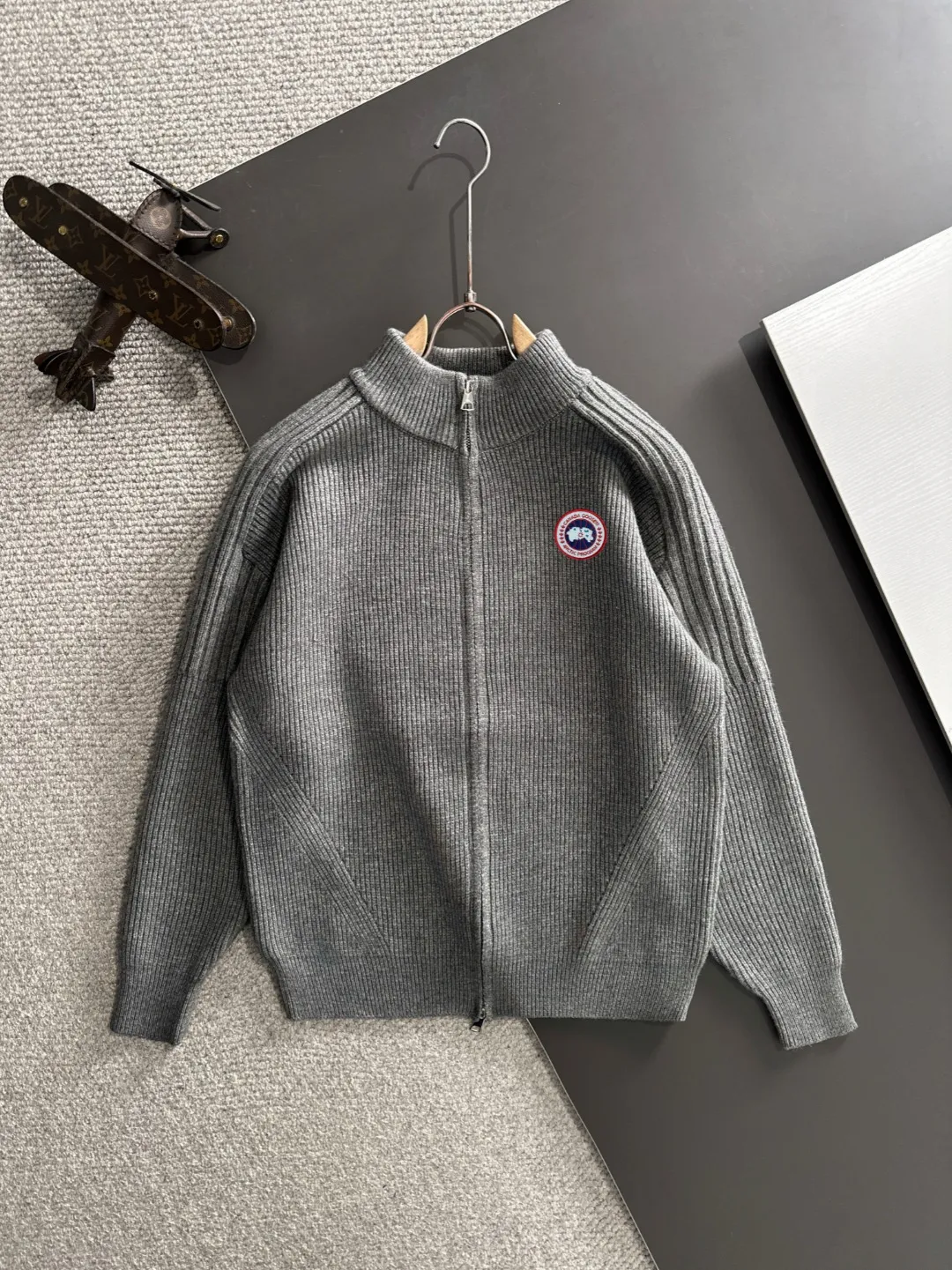 Next day shipping P460 Big Goose 2025 official website latest winter sweater, popular items are on sale at the counter simultaneously! Specially made of wool blended fabric. It feels comfortable and can be directly in contact with the skin. The logo badge is exquisitely embroidered, which is extremely eye-catching! The details highlight the fashionable charm of big brands. Exquisite workmanship. Three-dimensional cutting style. The wearing effect is invincible and handsome! All three standards are complete! Size: M-2XL